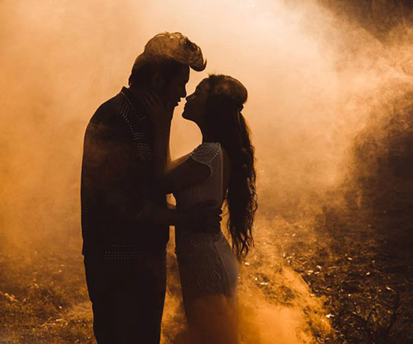 Bom khói: Đạo cụ mới cho album cưới đẹp vi diệu tại Ngọc Huy