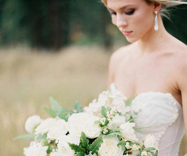 Hoa cưới trắng - Điểm nhấn hoàn hảo cho tiệc cưới xuân hè