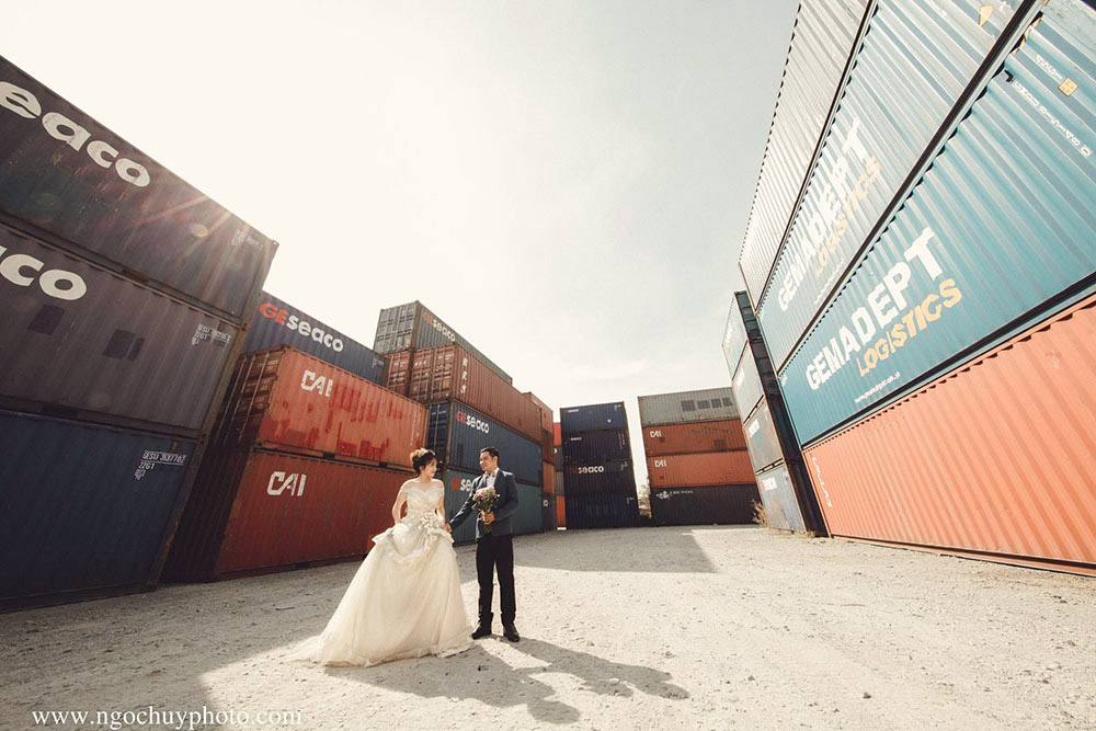 Lạ mắt với ảnh cưới tại kho container bụi bặm