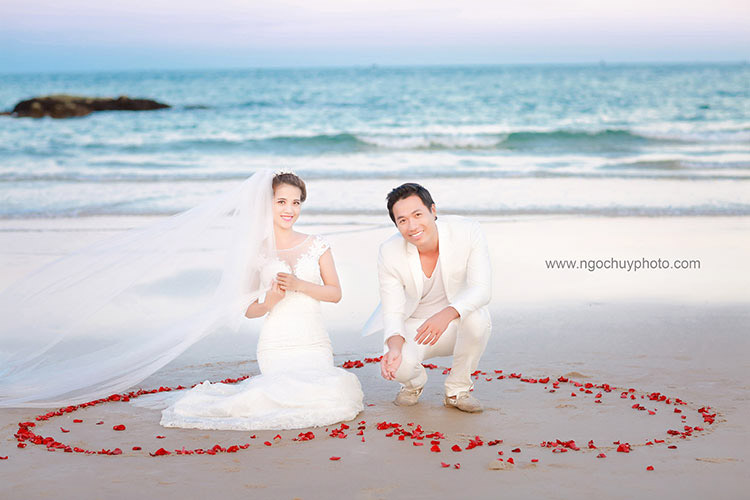 Siêu mẫu Quang Hòa khoe ảnh cưới ngọt ngào