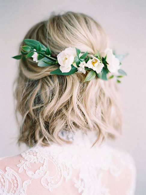4 mẫu tóc cưới kết hợp hoa tươi đươc các cô dâu yêu thích